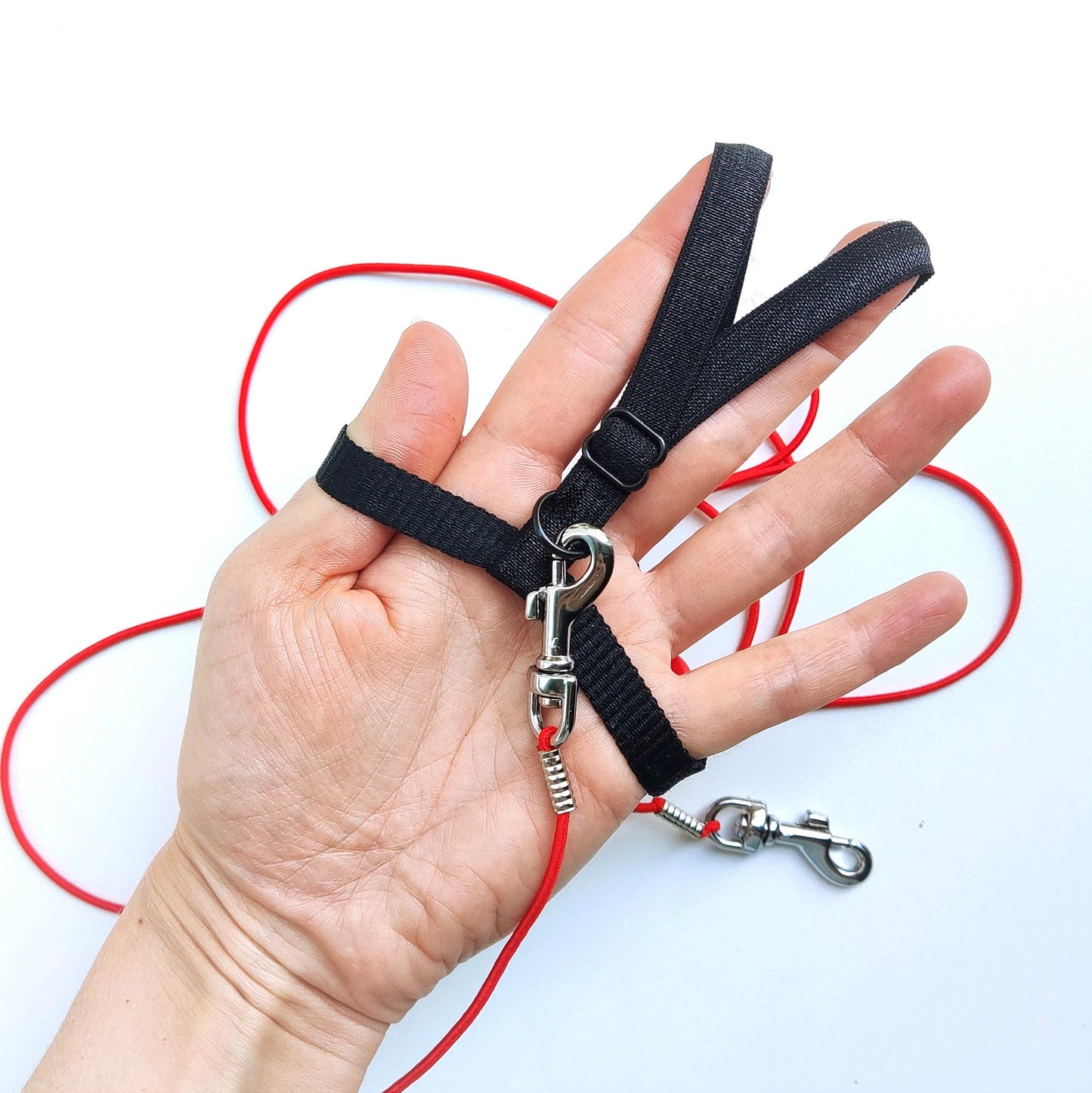 Pigeon Harness "Sophie" - Bird Flight Harness with Soft-brake Leash Extender - Classic Black and Red